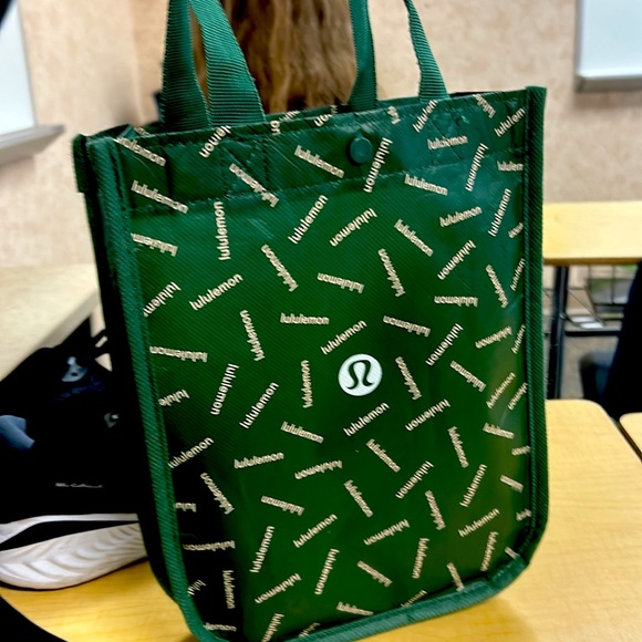 green lulu lemon bag - Picture 3 of 3